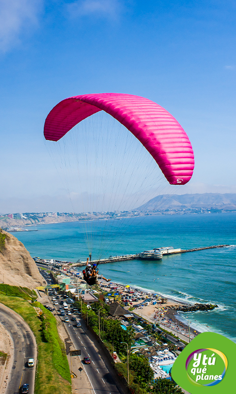 Parapente en el malecón de Miraflores.